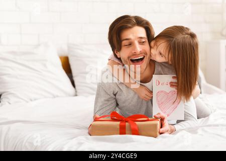 Kleine Prinzessin feiert Vatertag mit Papa Stockfoto