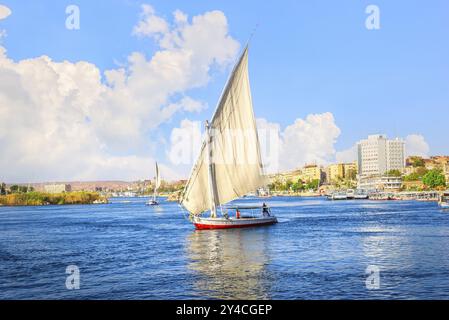 Segeln auf Segelbooten in Assuan an sonnigen Tagen Stockfoto