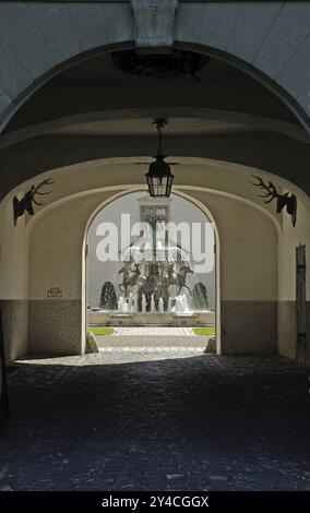 Brunnen des Bildhauers Maximilian Ruess in der Ehrenklasse von Schloss Zeil im Allgäu. Der Brunnen zeigt die Geschichte des Hauses Waldbu Stockfoto