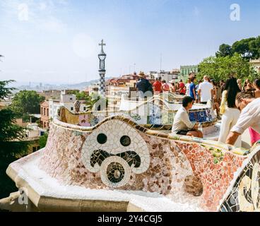 Bunte Mosaikbank im Park Güell, Barcelona, Katalonien, Spanien, Europa. Stockfoto