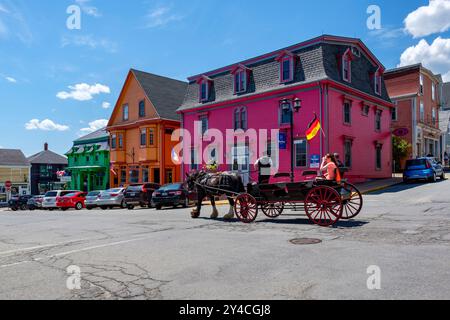 Farbenfrohe historische Häuser, Sehenswürdigkeiten von Touristen auf einem Pferdewagen, King Street, bekannt als UNESCO Fresco, Altstadt Lunenburg, Nova Scotia, Kanada Stockfoto