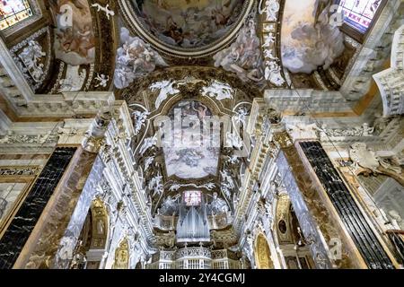 Das Fresko der Himmelfahrt der Jungfrau Maria in der Kuppel von Giovanni Domenico Cerrini (1675) in der Kirche Chiesa di Santa Maria della Vittoria Stockfoto