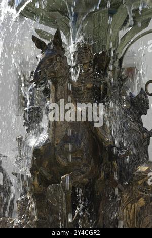 Brunnen des Bildhauers Maximilian Ruess in der Ehrenklasse von Schloss Zeil im Allgäu. Der Brunnen zeigt die Geschichte des Hauses Waldbu Stockfoto
