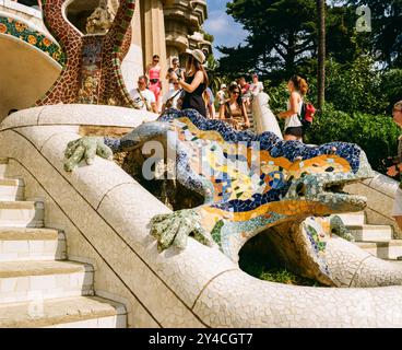 Drachen- oder Echsenskulptur von Antoni Gaudi, Park Güell, Barcelona, Katalonien, Spanien, Europa. Stockfoto