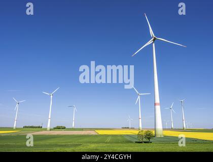 Windturbinen auf landwirtschaftlichen Flächen in Deutschland Stockfoto