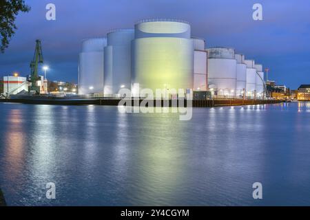 Lagertanks für Rohöl bei Nacht in Berlin Stockfoto