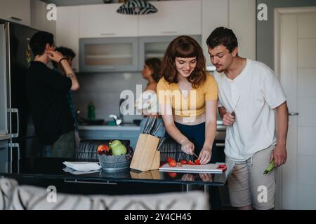 Freunde genießen eine lustige Kochstunde in einer modernen Küche Stockfoto