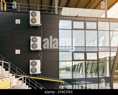 Klimaanlage auf der Seite eines modernen Stahlrahmengebäudes Stockfoto