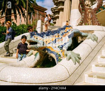 Drachen- oder Echsenskulptur von Antoni Gaudi, Park Güell, Barcelona, Katalonien, Spanien, Europa. Stockfoto