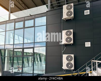 Industrielle Klimaanlagen an der modernen Gebäudefassade Stockfoto