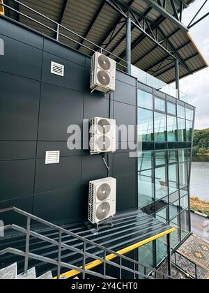 Kommerzielle HLK-Anlage im Außenbereich des Gebäudes in Glas- und Stahlbauweise installiert Stockfoto