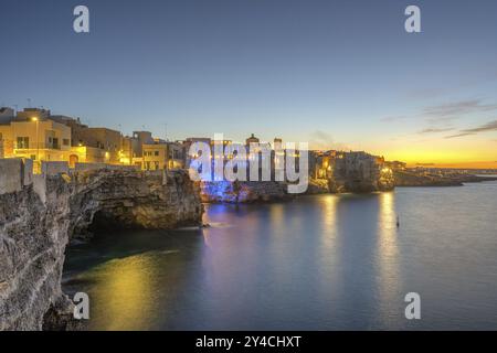 Die Klippen von Polignano a Mare in Apulien, Italien, nach Sonnenuntergang, Europa Stockfoto