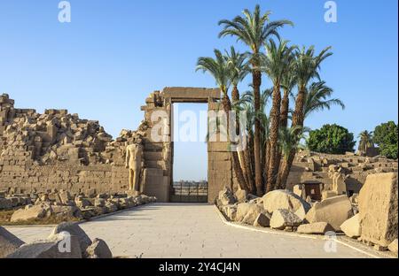 Ruinen im Karnak-Tempel am sonnigen Sommertag, Ägypten, Afrika Stockfoto
