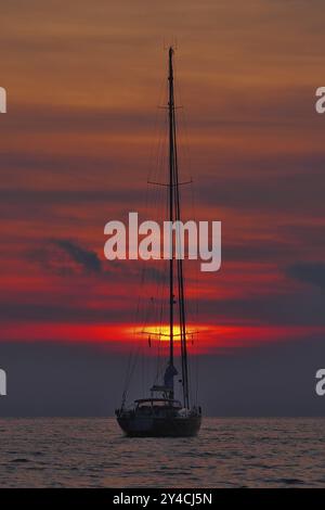 Segelyacht bei Sonnenuntergang, Golf von Porto, Korsika Stockfoto