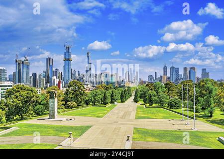 Melbourne mit Blick vom Shrine of Remembrance in der St. Kilda Road ins Stadtzentrum mit CBD Stockfoto