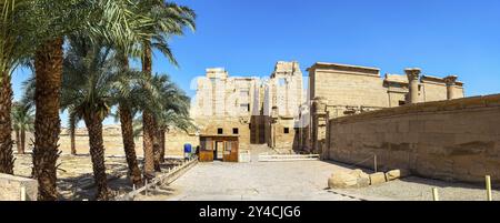 Eingang zu den Medinet Habu Tempel in Luxor, Ägypten. Panorama Stockfoto