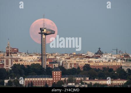 Madrid, Spanien. September 2024. Der Vollmond des September, bekannt als Harvest Moon, erhebt sich über der Aussichtsplattform von Faro de Moncloa. Supermonde treten auf, wenn ein Vollmond mit Perigäen zusammenfällt (wenn er der Erde am nächsten ist). Quelle: Marcos del Mazo/Alamy Live News Stockfoto