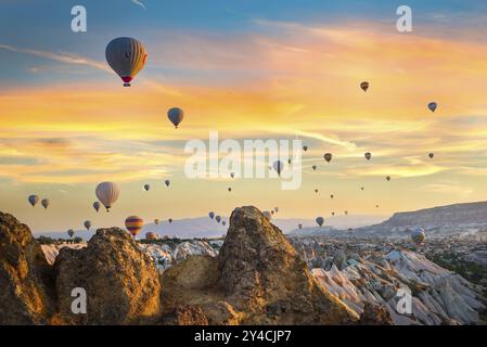 Feuriger Himmel in Kappadokien und Heißluftballons Stockfoto