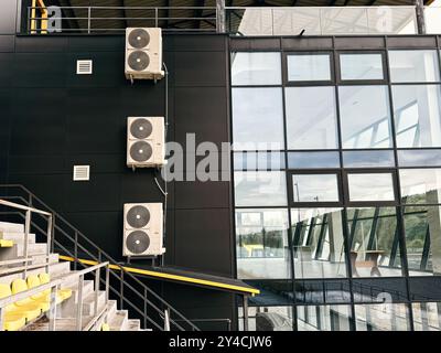 Sportgebäude mit Klimaanlagen an der Wand Stockfoto