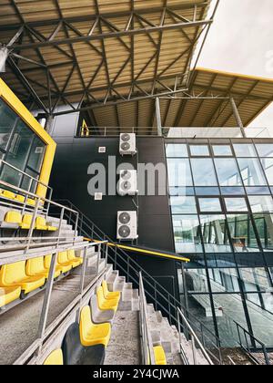 Sportgebäude mit Klimaanlagen an der Wand Stockfoto