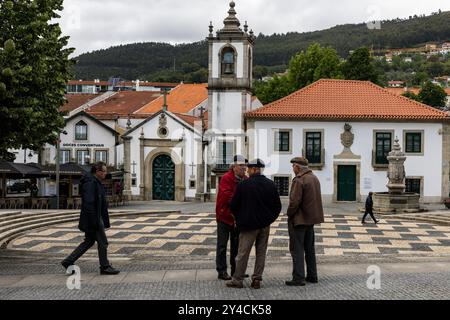 Das tägliche Leben, in dem Freunde sich treffen, um sich zu unterhalten und Fußball zu spielen in Arouca, Portugal, einer kleinen Stadt in den Bergen. Stockfoto