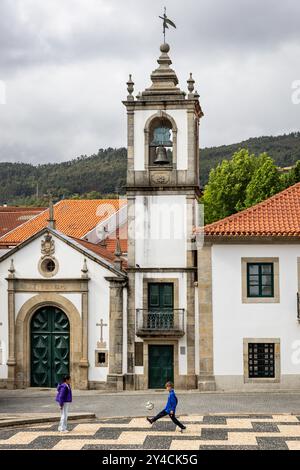 Das tägliche Leben, in dem Freunde sich treffen, um sich zu unterhalten und Fußball zu spielen in Arouca, Portugal, einer kleinen Stadt in den Bergen. Stockfoto