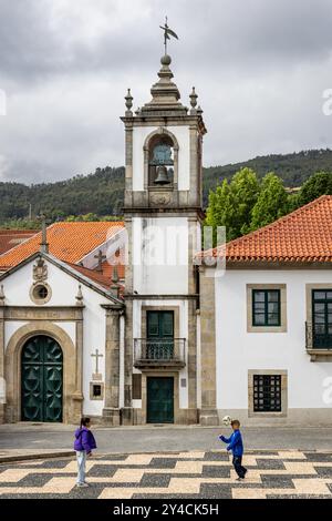 Das tägliche Leben, in dem Freunde sich treffen, um sich zu unterhalten und Fußball zu spielen in Arouca, Portugal, einer kleinen Stadt in den Bergen. Stockfoto