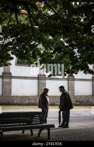 Das tägliche Leben, in dem Freunde sich treffen, um sich zu unterhalten und Fußball zu spielen in Arouca, Portugal, einer kleinen Stadt in den Bergen. Stockfoto