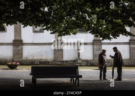 Das tägliche Leben, in dem Freunde sich treffen, um sich zu unterhalten und Fußball zu spielen in Arouca, Portugal, einer kleinen Stadt in den Bergen. Stockfoto