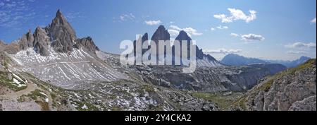 Blick auf die drei Zinnen und den Paternkofel vom Weg zur Dreizinnenhuette, Sexten Dolomiten, Südtirol Stockfoto