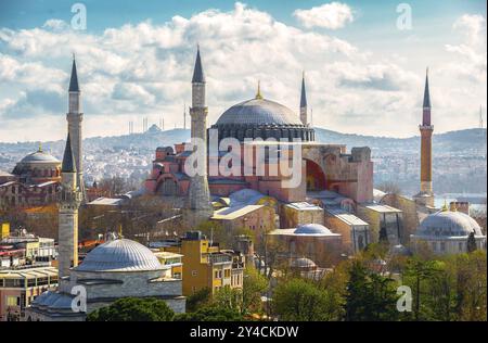 Blick auf die Hagia Sophia in Istanbul bei Sunny bewölkter Tag Stockfoto