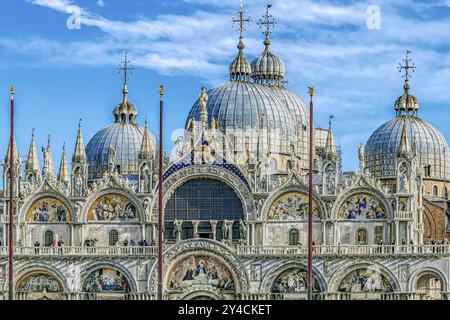 Prächtige Kuppeln mit den fünf Bogenportalen des Markusdoms in Venedig, Italien, Europa Stockfoto