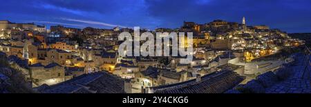 Panorama des historischen Zentrums von Matera in Süditalien bei Nacht Stockfoto