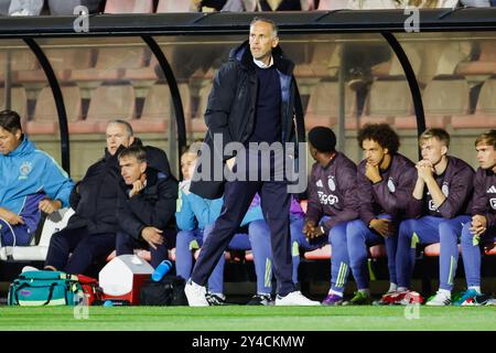 Amsterdam, Niederlande. September 2024. AMSTERDAM, NIEDERLANDE - 17. SEPTEMBER: Cheftrainer Frank Peereboom von Jong Ajax sieht bei einem niederländischen Keuken Kampioen Divisie Spiel zwischen Jong Ajax und Jong AZ im Sportpark de Toekomst am 17. September 2024 in Amsterdam, Niederlande, an. (Foto von Raymond Smit/Orange Pictures) Credit: Orange Pics BV/Alamy Live News Stockfoto