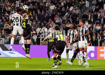 Torino, Italien. September 2024. JuventusÕ Douglas Luiz während des Fußballspiels der UEFA Champions League zwischen Juventus FC und PSV Eindhoven im Juventus-Stadion in Turin, Nordwesten Italiens - 17. September 2024. Sport - Fußball . (Foto: Fabio Ferrari/LaPresse) Credit: LaPresse/Alamy Live News Stockfoto