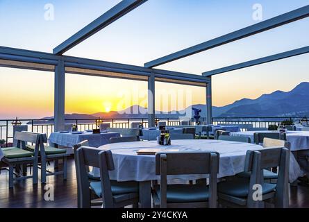 Romantisches Café auf der Terrasse mit Blick auf die Berge und wunderschönen Sonnenuntergang über der Adria, Montenegro, Europa Stockfoto