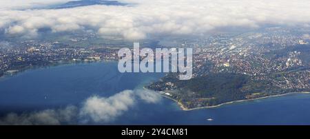 Luftaufnahme, die Bodenbucht und der Seerhein, der durch Konstanz fließt Stockfoto