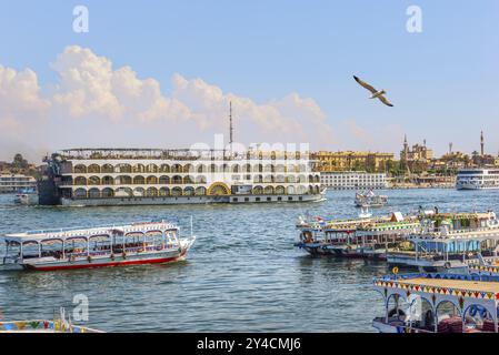 Touristikboote auf dem Nil in Luxor, Ägypten, Afrika Stockfoto