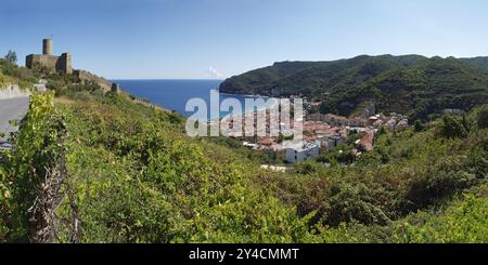 Panoramablick auf Noli und die Burgruine Stockfoto