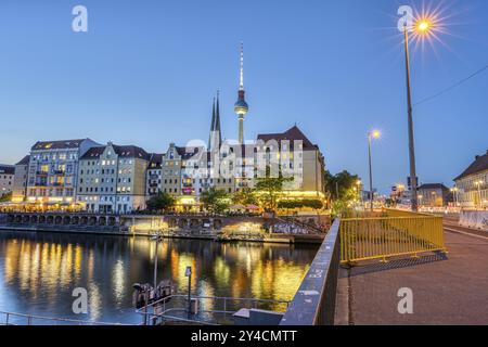 Das Nikolai-Viertel, die Spree und der Fernsehturm in Berlin in der Abenddämmerung Stockfoto