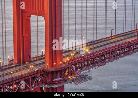 Detail der Golden Gate Bridge in San Francisco in der Abenddämmerung Stockfoto