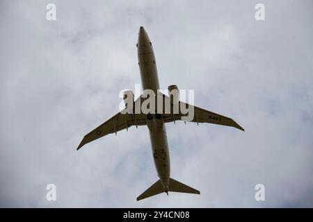 Royal Air Force P8 Poseidon niedrig nach dem Start Stockfoto