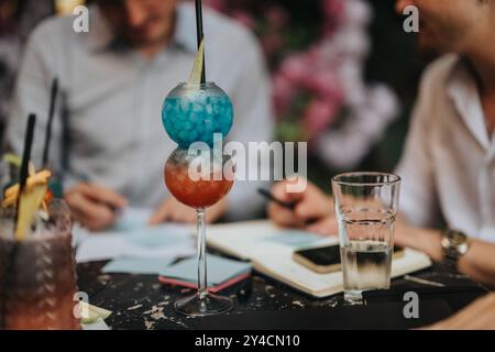 Bunte Cocktails bei einem zwanglosen Geschäftstreffen im Freien Stockfoto