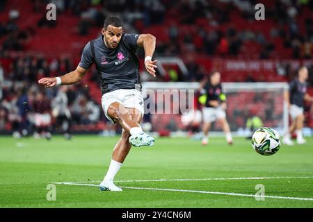 Barry Cotter aus Barnsley schießt während des Vorspiels vor dem Carabao Cup 3rd Round Match Manchester United gegen Barnsley in Old Trafford, Manchester, Vereinigtes Königreich, 17. September 2024 (Foto: Mark Cosgrove/News Images) in, am 17. September 2024. (Foto: Mark Cosgrove/News Images/SIPA USA) Credit: SIPA USA/Alamy Live News Stockfoto