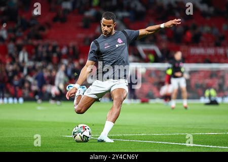 Barry Cotter aus Barnsley schießt während des Vorspiels vor dem Carabao Cup 3rd Round Match Manchester United gegen Barnsley in Old Trafford, Manchester, Vereinigtes Königreich, 17. September 2024 (Foto: Mark Cosgrove/News Images) in, am 17. September 2024. (Foto: Mark Cosgrove/News Images/SIPA USA) Credit: SIPA USA/Alamy Live News Stockfoto