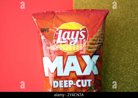 KIEW, UKRAINE - 17. AUGUST 2024 legt MAX Kartoffelchips mit Pfeffergeschmack aus nächster Nähe Stockfoto