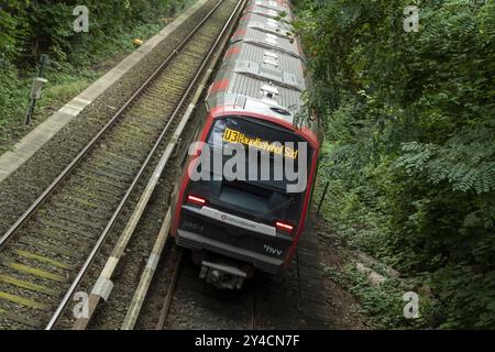 U-Bahn, Hamburger Verkehrsverbund HVV, Nahverkehr, Verkehrskurve, Bahnlinie auf dem Land mit einem Zug in Richtung Stockfoto