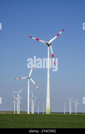 Moderne Windkraftanlagen an Land in Deutschland Stockfoto