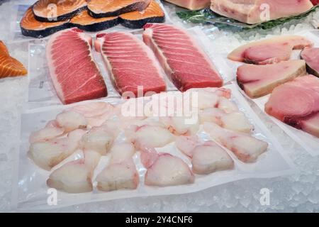 Verschiedene Arten von Fischfilets zum Verkauf auf einem spanischen Markt Stockfoto