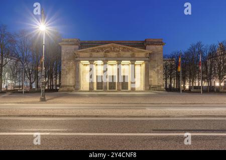 Die neue Wache in Berlin, das zentrale Denkmal der Bundesrepublik Deutschland für die Opfer von Krieg und Diktatur, in der Nacht Stockfoto